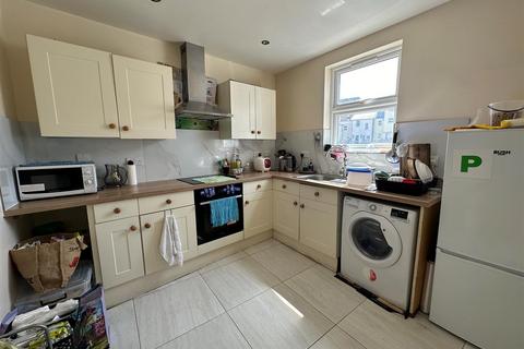 3 bedroom flat to rent, Lower Nelson Street, Aldershot