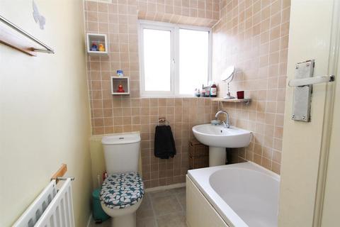 15, Park Court Haselmere Close, Wallington, SM6 8LT
