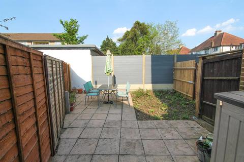 15, Park Court Haselmere Close, Wallington, SM6 8LT
