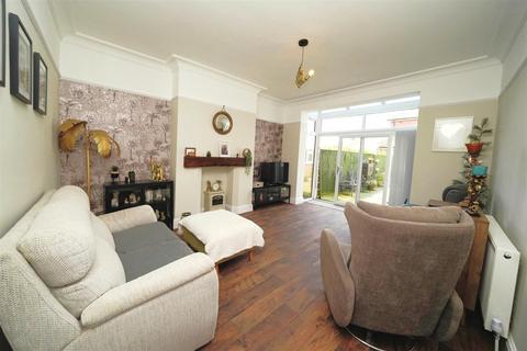 4 bedroom semi-detached house for sale, Kingsgate, Bridlington