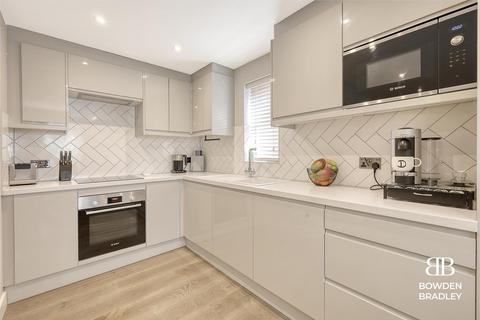 41 Retreat Way, Chigwell, IG7 6EL