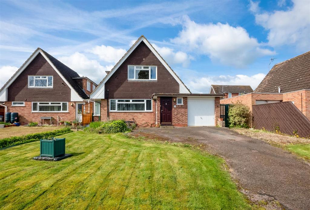Greenfields Close, ShipstononStour 3 bed detached house for sale £