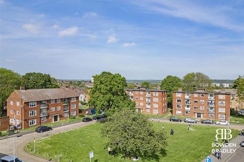3 bedroom apartment for sale, Priory Close, South Woodford