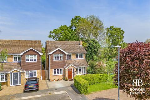 4 bedroom detached house for sale, Hillhouse Close, Billericay