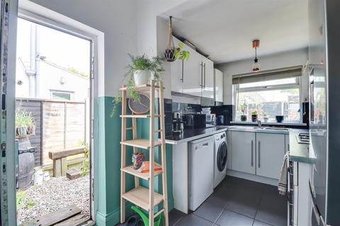 1 bedroom flat for sale, Woodfield Road, Leigh-On-Sea SS9