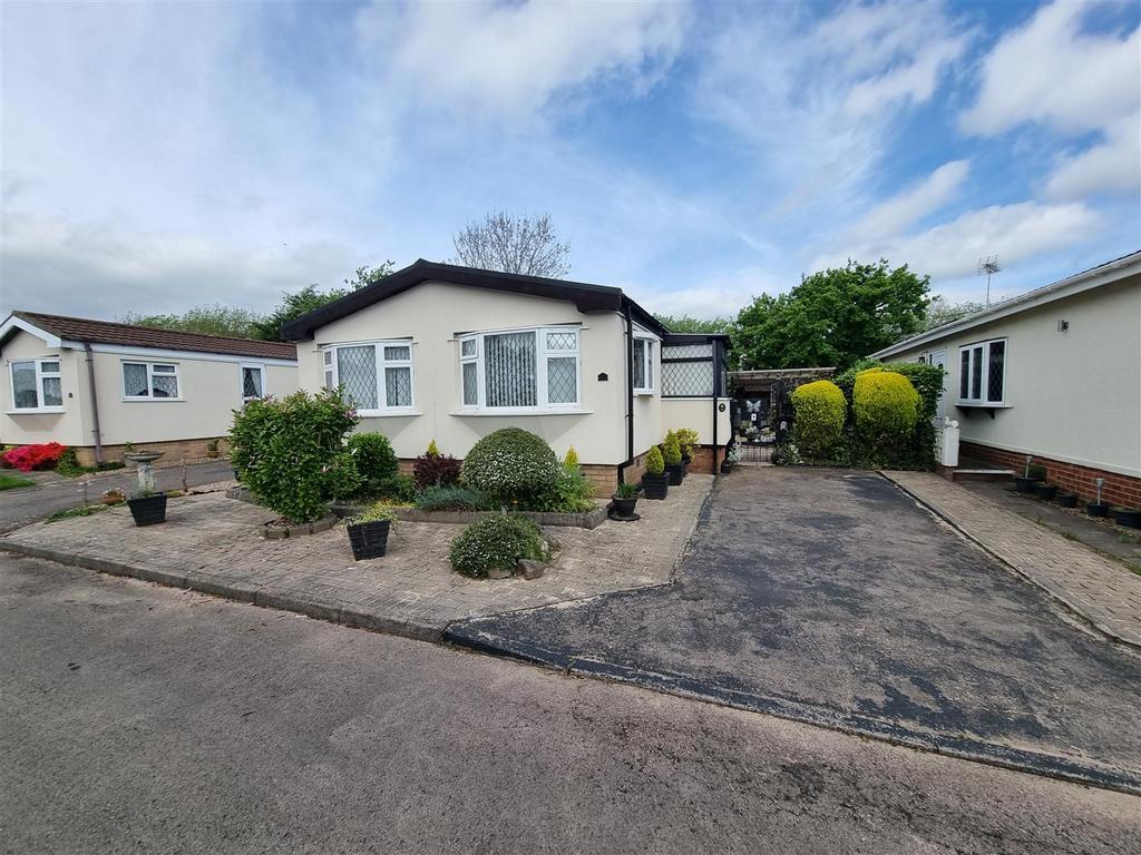 Ash Crescent, Hillcrest Park, Wythall 2 bed park home for sale £185,000