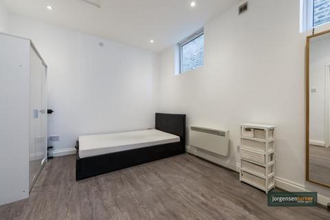 Studio to rent, Uxbridge Road, Shepherds Bush, London