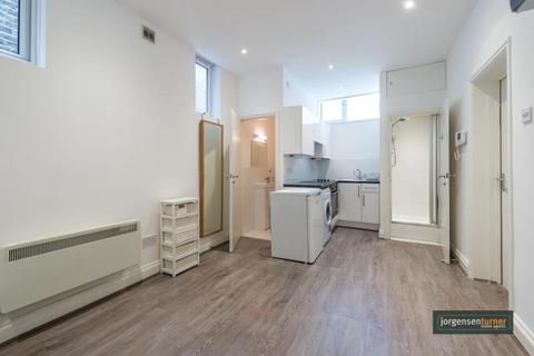 Studio to rent, Uxbridge Road, Shepherds Bush, London