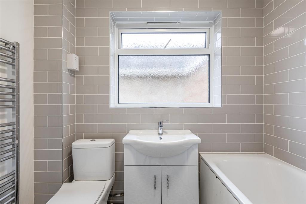 5 Acacia Drive, Woodham, KT15 3 SH - 18.jpg