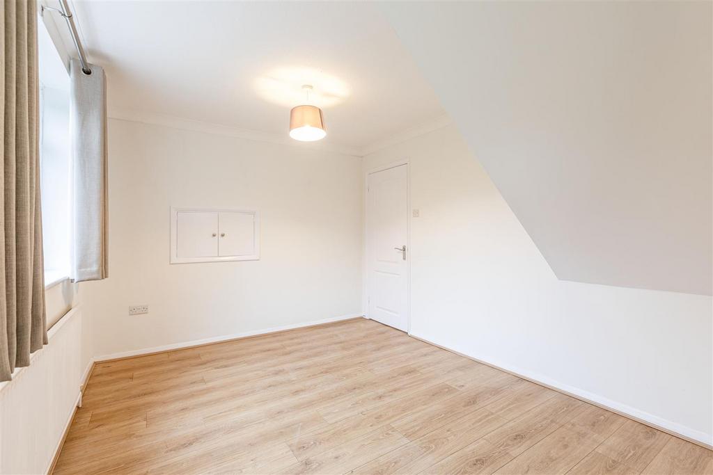 5 Acacia Drive, Woodham, KT15 3 SH - 9.jpg
