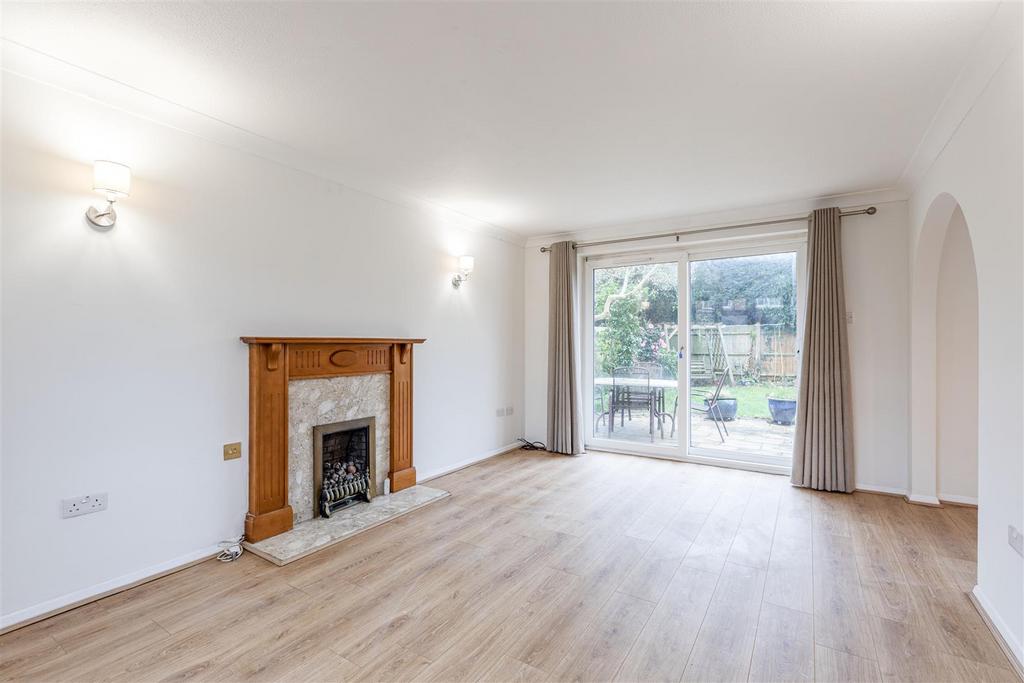 5 Acacia Drive, Woodham, KT15 3 SH - 6.jpg