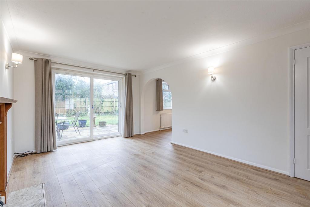 5 Acacia Drive, Woodham, KT15 3 SH - 7.jpg