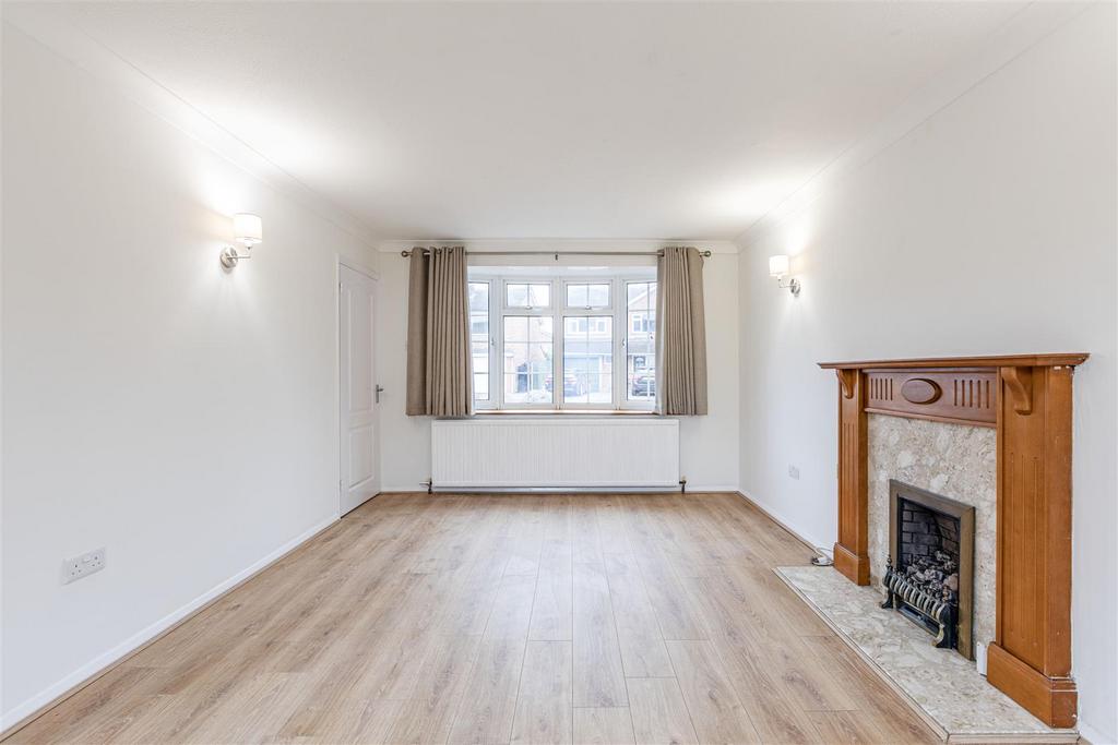 5 Acacia Drive, Woodham, KT15 3 SH - 8.jpg