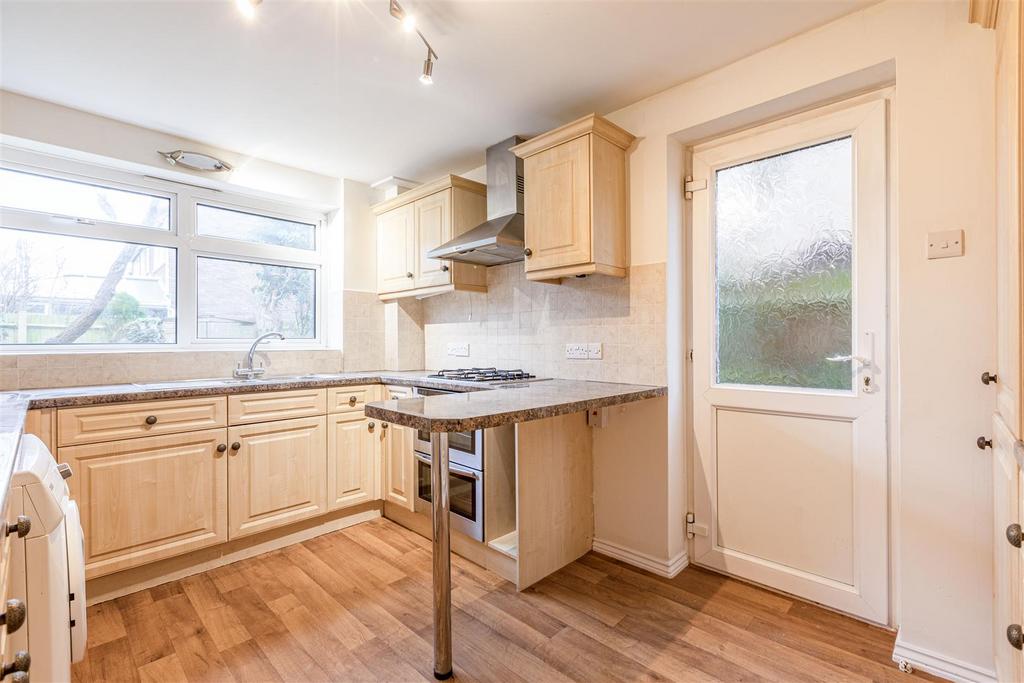 5 Acacia Drive, Woodham, KT15 3 SH - 11.jpg