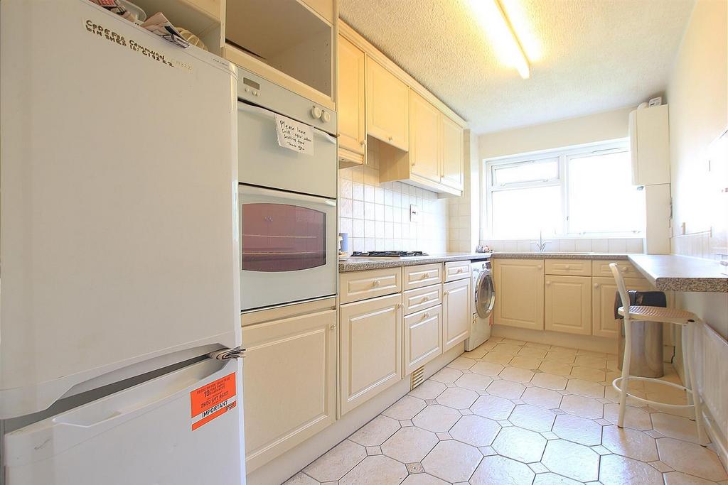 Field Road, Feltham TW14 2 bed apartment to rent £1,575 pcm (£363 pw)