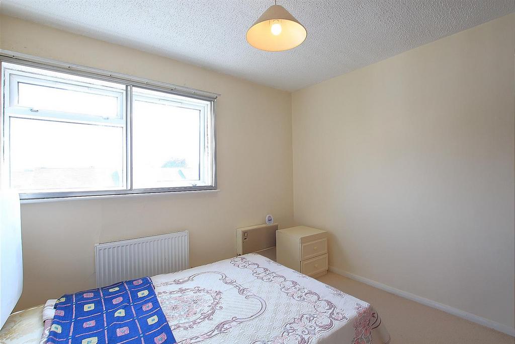 Field Road, Feltham TW14 2 bed apartment to rent £1,575 pcm (£363 pw)