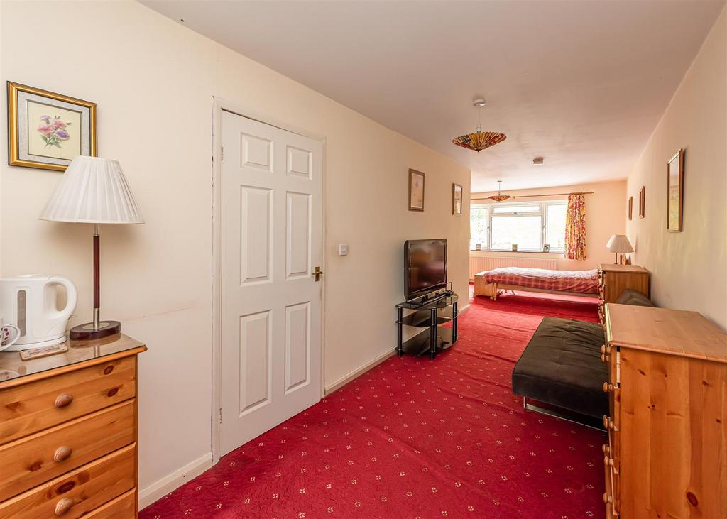 10 The Holloway-bed1a.jpg