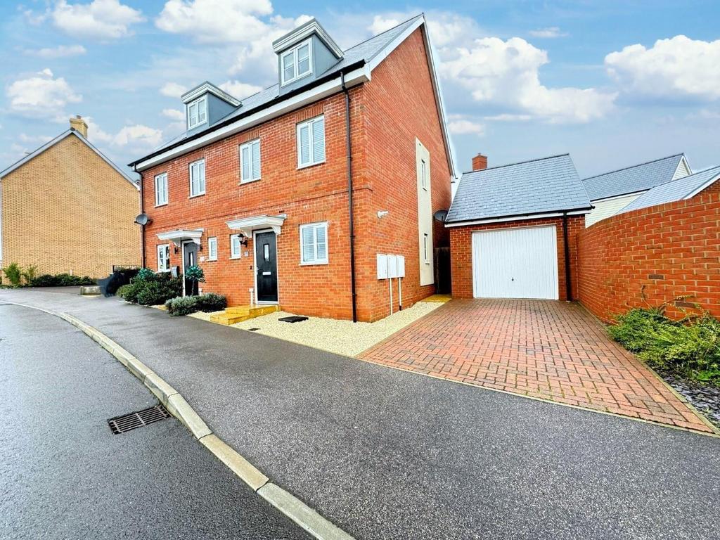 Tear Crescent, Potton SG19 3 bed townhouse for sale £400,000