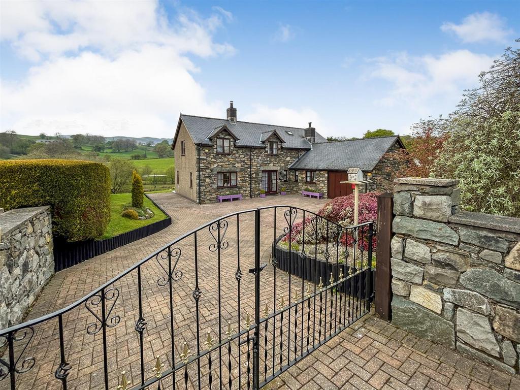 Sarnau 4 bed detached house for sale £495,000