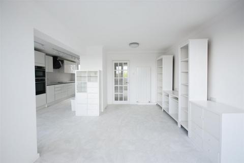3 bedroom apartment to rent, Justin Close, Brentford