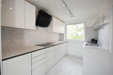 3 bedroom apartment to rent, Justin Close, Brentford