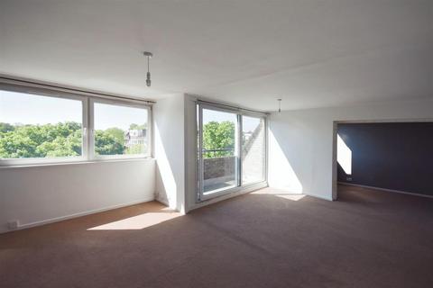 3 bedroom apartment for sale, Justin Close, Brentford
