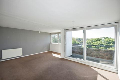 3 bedroom apartment for sale, Justin Close, Brentford