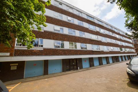 2 bedroom flat to rent, Southfields Road, Eastbourne