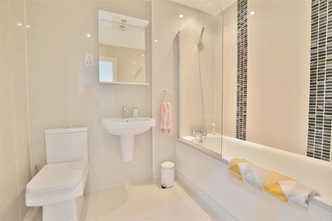 1 bedroom flat for sale, Sapphire Court, High Street, Slough