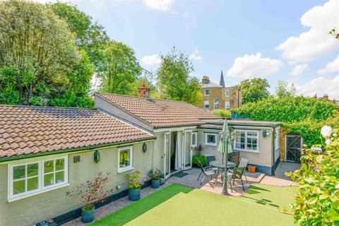 2 bedroom coach house for sale, Matham Road, East Molesey