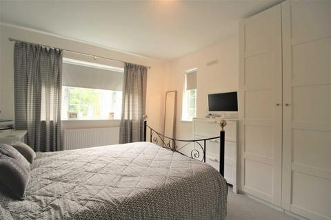 1 bedroom flat to rent, Lyndhurst Court, Churchfields, South Woodford