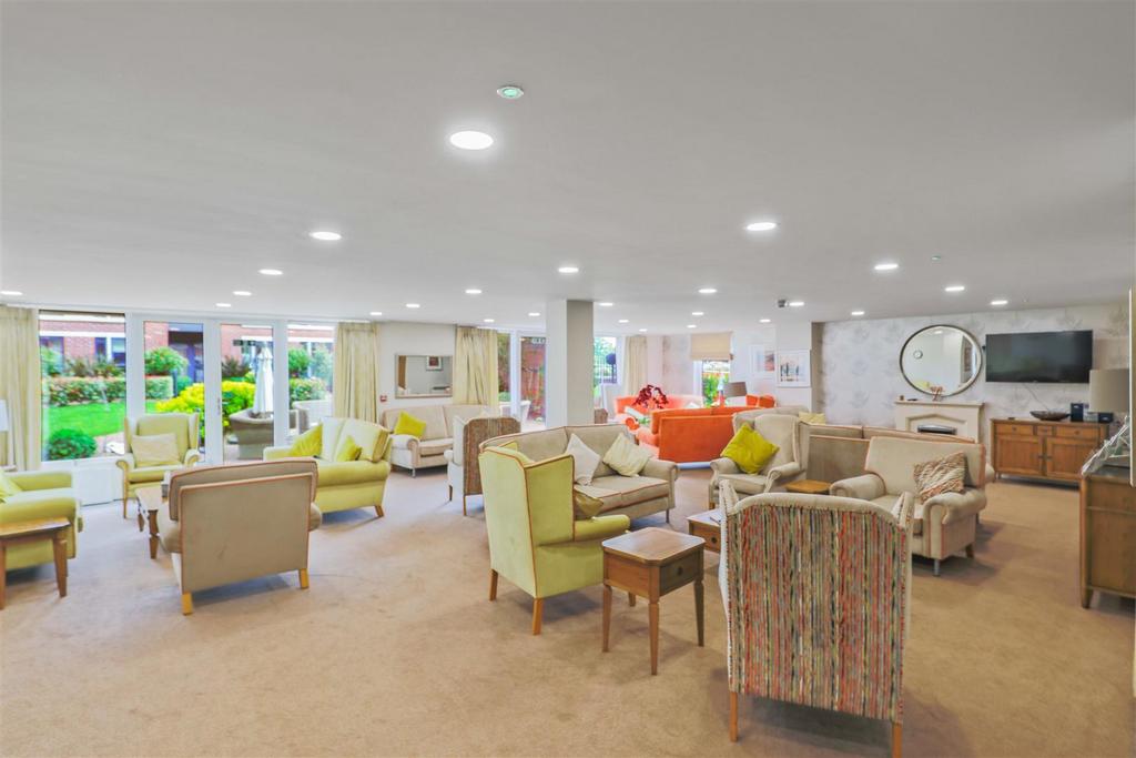 Glenhills Court communal lounge.jpg