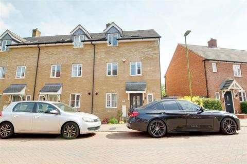 4 bedroom end of terrace house for sale, Shearwater Road, Hemel Hempstead