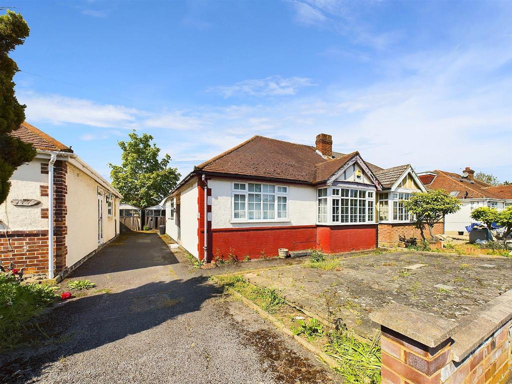 Herlwyn Avenue, Ruislip HA4 2 bed semidetached bungalow for sale £