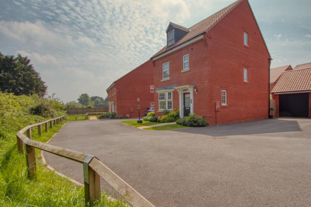 38 Stawell Road, Lydeard... 4 bed detached house for sale £