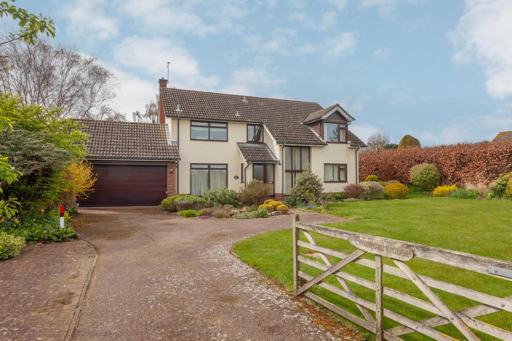 A substantial 4 Bed Detached Family Home With Rur