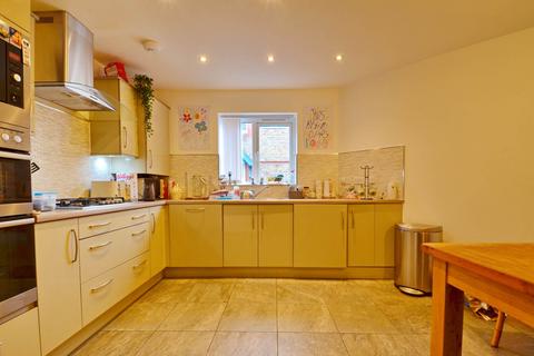 4 bedroom end of terrace house to rent, Durnford Avenue, Southville