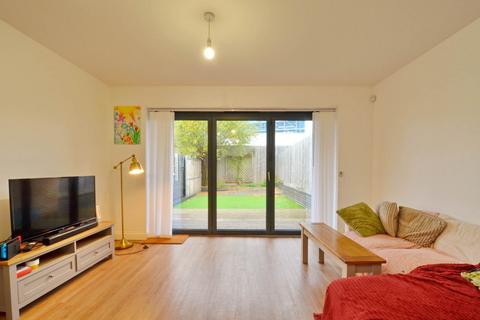 4 bedroom end of terrace house to rent, Durnford Avenue, Southville