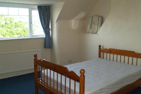 4 bedroom semi-detached house to rent, Bevendean Crescent, Brighton BN2