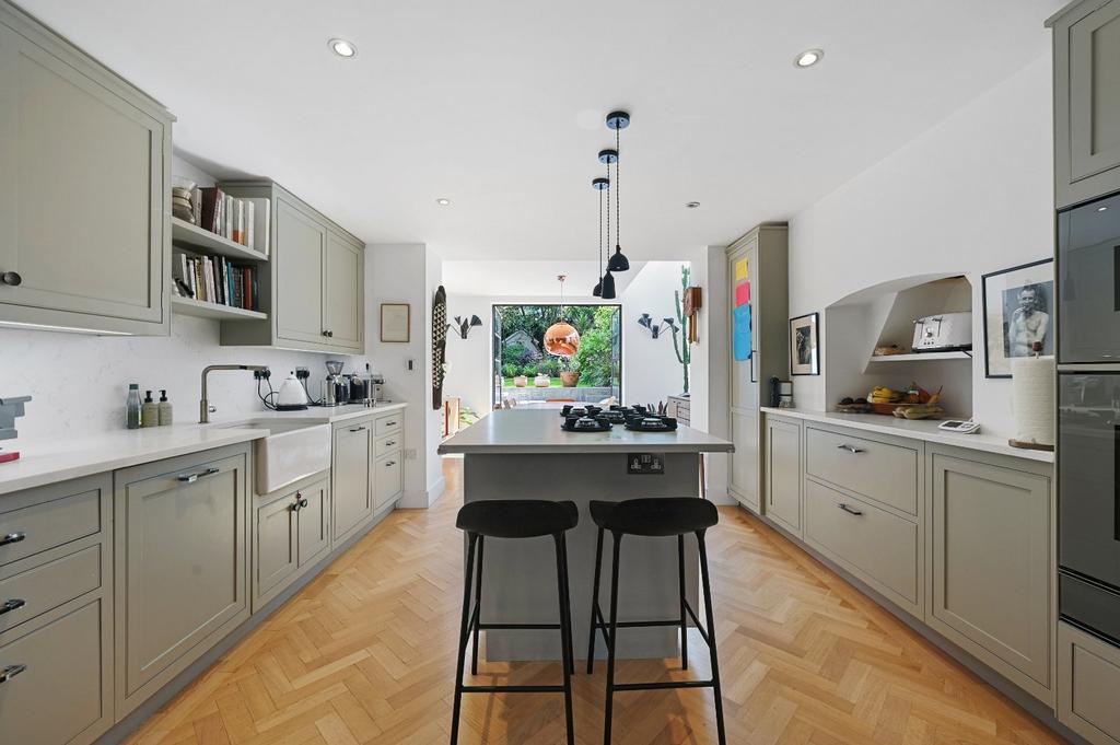 Albion Square, Hackney, London, E8 3 bed semidetached house to rent