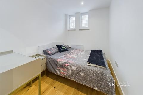 2 bedroom flat to rent, South Street, Epsom, Surrey. KT18