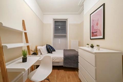 1 bedroom in a house share to rent, Lanark Place, London W9