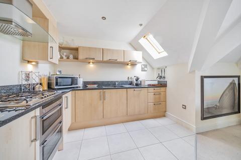 2 bedroom flat for sale, Cross Lanes, Guildford, GU1