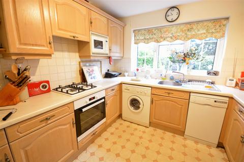 3 bedroom terraced house to rent, Wishford Court, Surrey KT21