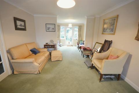 3 bedroom terraced house to rent, Wishford Court, Surrey KT21