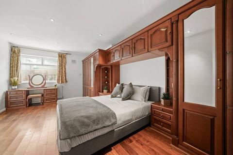 1 bedroom in a house share to rent, Lowfield Road, London W3