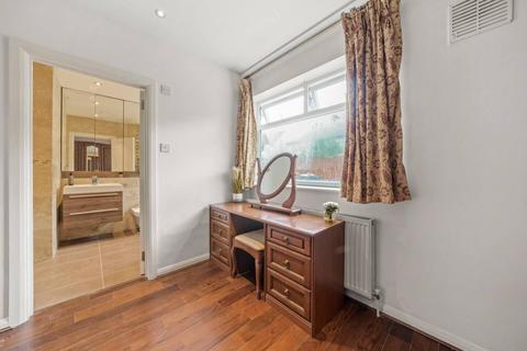 1 bedroom in a house share to rent, Lowfield Road, London W3