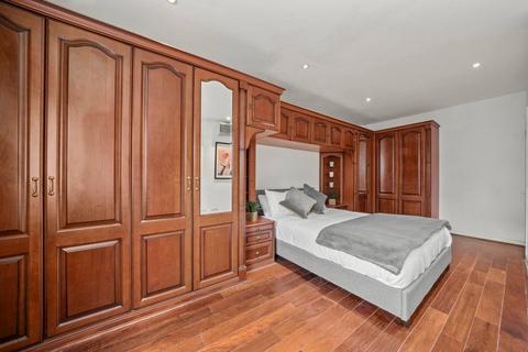 1 bedroom in a house share to rent, Lowfield Road, London W3