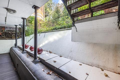 2 bedroom flat to rent, Fitzjohns Avenue Hampstead NW3 5LT