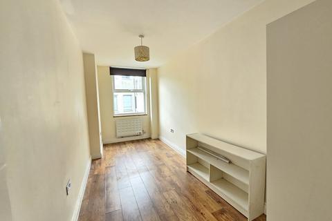 1 bedroom flat to rent, London Road, Redhill RH1